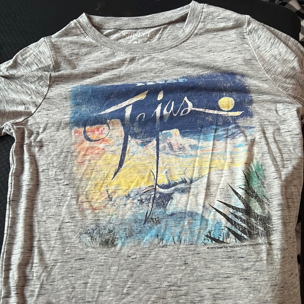 I’m selling a t shirt